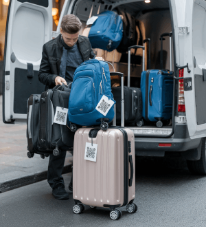 Transportista de Pilbeo subiendo mochilas a una furgoneta